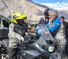 Ajith Kumar and Manju warrier: அஜித்துடன் பைக் ரைடில் இணைந்த மஞ்சு வாரியர்!