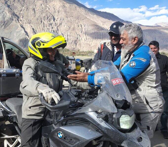 அங்கிருந்து இமயமலைக்கு நண்பர்களுடன் சாலையில் பயணம் செய்துள்ளார்