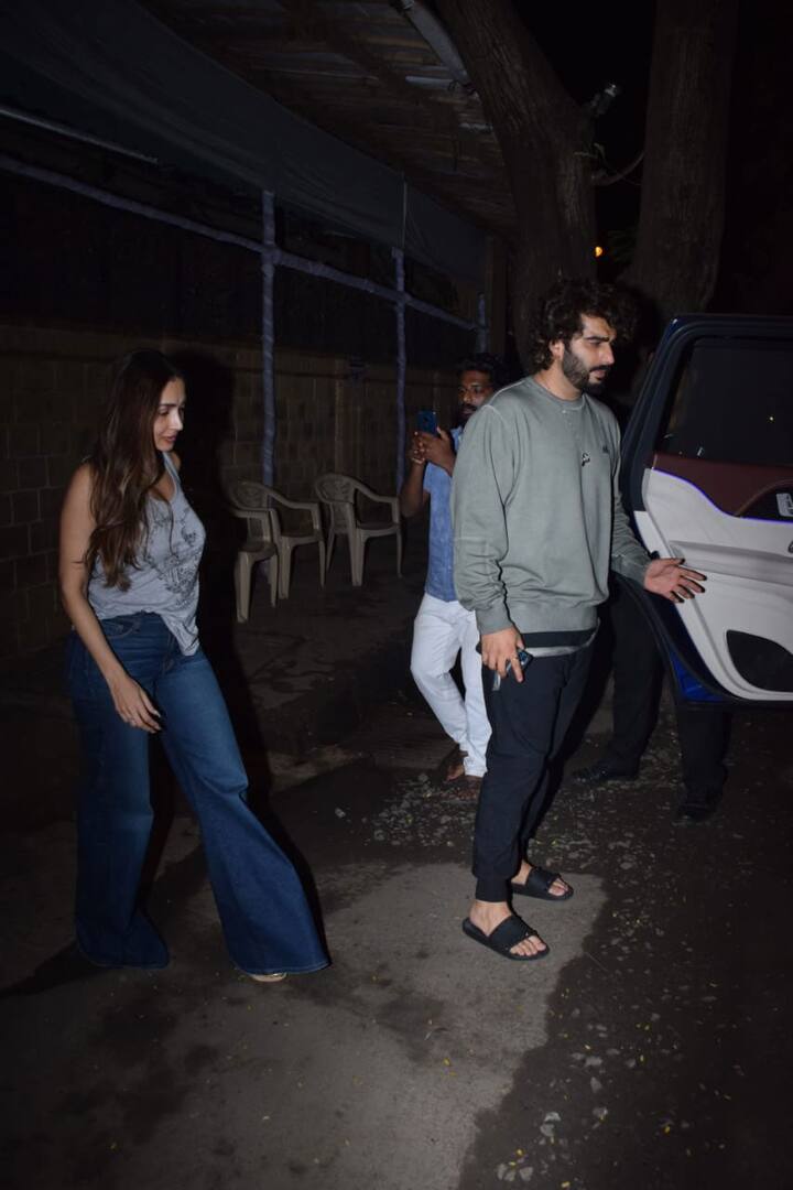 सोनम के घर से पहले अर्जुन बाहर निकले और फिर पीछे से मलाइका. हालांकि दोनों एक साथ गाड़ी में घर के लिए रवाना हुए.