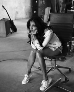 Malavika mohanan: நடிகை மாளவிகா மோகனனின் ஷூட்டிங் ஸ்பாட் கிளிக்ஸ்!