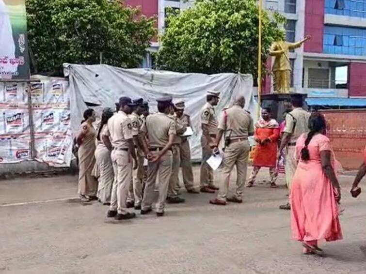 police stopped the canteen in Tenali because of the traffic problem. But traffic was stopped on that road. Tenali Anna Canteen : తెనాలిలో 