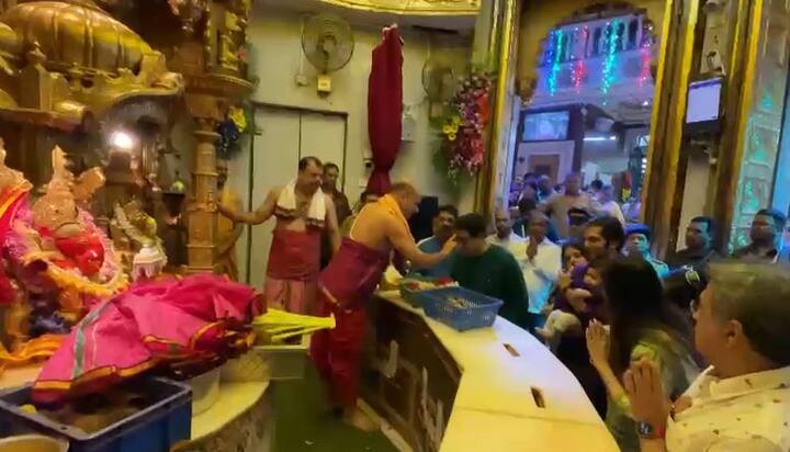 यावेळी त्यांच्यासोबत त्यांच्या पत्नी शर्मिला ठाकरे, पुत्र अमित ठाकरे, सुनबाई मिताली ठाकरे आणि नातू किआन देखील उपस्थित होते