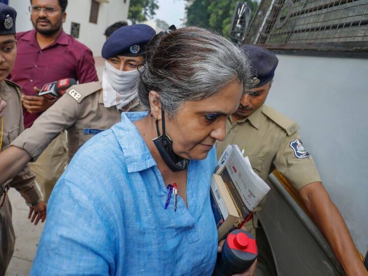 Activist Teesta Setalvad walks out of jail after obtaining interim bail from Supreme Court Gujarat Riots Case: जेल से बाहर आईं तीस्ता सीतलवाड़, सुप्रीम कोर्ट ने दी थी अंतरिम जमानत