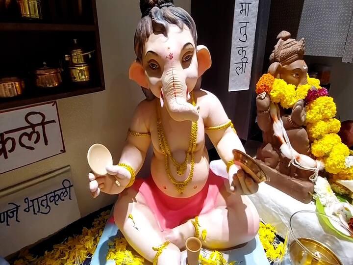 देखाव्यातील दोन्ही मूर्ती कोकोपीटपासून बनवल्या आहेत. या देखाव्यात मांडलेली तांबे, पितळ, दगड आणि मातीची भांडी ‘निरगी’च्या स्मिता हजारे यांनी उपलब्ध करून दिल्याची माहिती सागर नरेकर यांनी दिली. हा देखावा पाहण्यासाठी ज्येष्ठ नागरिकांसह लहान मुलांचीही गर्दी पाहायला मिळते.