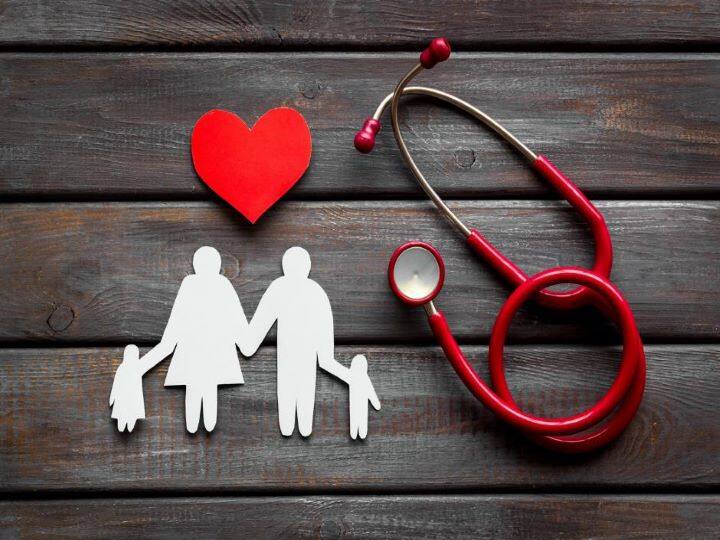 इसमें जिन लोगों की उम्र ज्यादा है, उन्हें ज्यादा कवर वाली हेल्थ पॉलिसी खरीदनी चाहिए. इसकी वजह यह है कि उम्र बढ़ने पर व्यक्ति के ज्यादा बीमार पड़ने या गंभीर बीमारियों के चपेट में आने की आशंका बढ़ जाती है. सीनियर सिटीजन को जितना हो सके उतना ज्यादा कवर वाली हेल्थ पॉलिसी लेनी चाहिए.