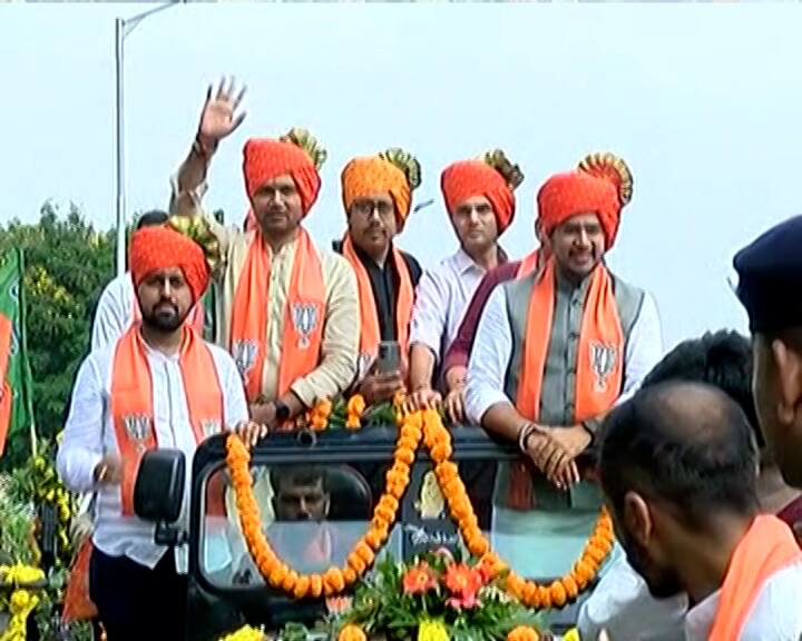 આજે ભાજપના રાષ્ટ્રીય યુવા અધ્યક્ષ તેજસ્વી સૂર્યએ રાજકોટમાં રોડ શો કર્યો હતો. જેમાં મોટી સંખ્યામાં ભાજપના નેતાઓ, કાર્યકર્તાઓ હાજર રહ્યા હતા.