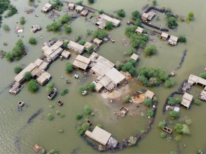 Pakistan Floods Over One-third Of Pakistan Underwater Overflowing Indus Creates Long Lake Pakistan Floods: మూడొంతుల దేశం నీటిలోనే మునక, అత్యంత దయనీయ స్థితిలో పాకిస్థాన్