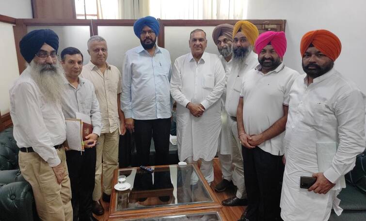 The Minister of Agriculture A meeting of the representatives of soft farmers, soft farmers and cotton factories on September 9 ਮੰਡੀਆਂ 'ਚ ਖਾਲੀ ਪਲਾਟਾਂ ਦੀ ਜਲਦ ਹੋਵੇਗੀ ਨਿਲਾਮੀ; ਪੰਜਾਬ ਸਰਕਾਰ ਦਾ ਹਰ ਫੈਸਲਾ ਕਿਸਾਨਾਂ ਦੇ ਹਿੱਤ 'ਚ ਕਿਸੇ ਹਾਲਾਤ 'ਚ ਨਹੀਂ ਹੋਣ ਦਿੱਤਾ ਜਾਵੇਗਾ ਨੁਕਸਾਨ