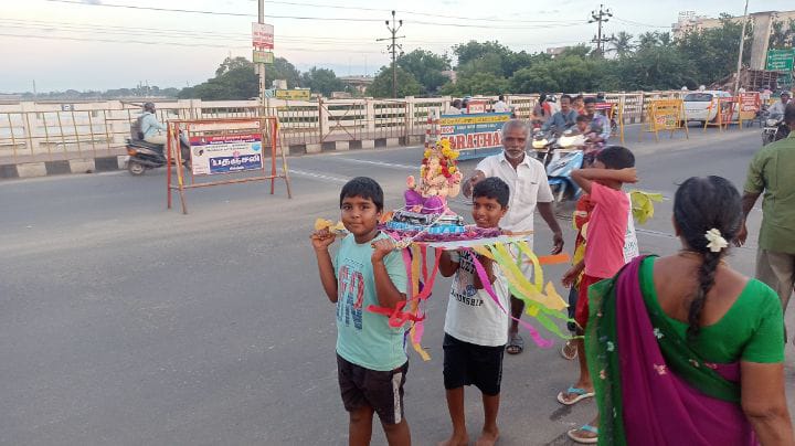 திருச்சியில்  மேள தாளம் முழங்க காவிரி ஆற்றில் கரைக்கப்பட்ட விநாயகர் சிலைகள்