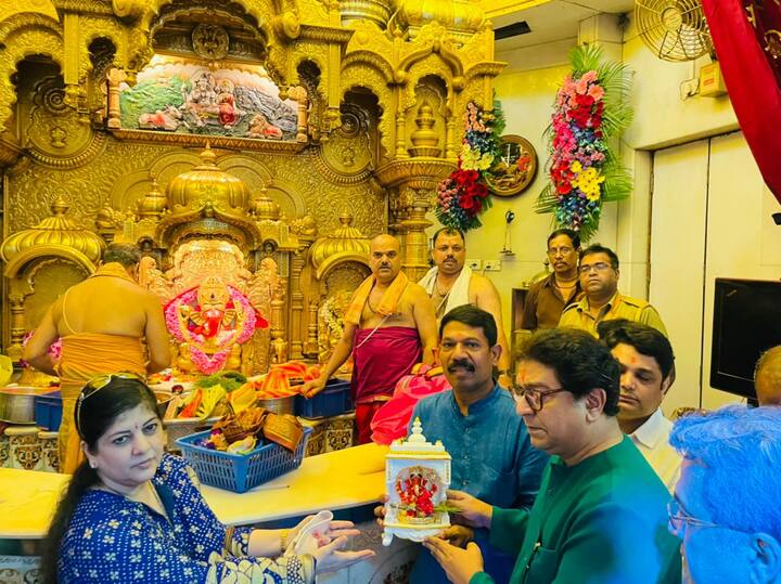 सध्या गणेशोत्सवानिमित्त सिद्धीविनायकाच्या दर्शनाला खूप गर्दी होत आहे.