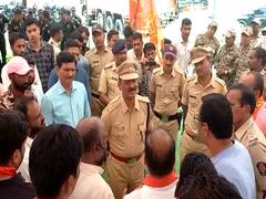 Buldhana News : बुलढाण्यात शिवसेनेत तुफान राडा, ठाकरे-शिंदे गट भिडले, पोलिसांसमोरच धक्काबुक्की