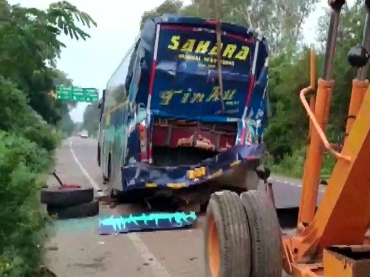 Barabanki Road Accident: बाराबंकी में तेज रफ्तार ट्रक का कहर, सड़क किनारे खड़ी बस को मारी टक्कर, 4 की मौत, 10 घायल Uttar Pradesh Barabanki, a speeding truck hit a bus, 4 killed and 10 injured Barabanki Road Accident: बाराबंकी में तेज रफ्तार ट्रक का कहर, सड़क किनारे खड़ी बस को मारी टक्कर, 4 की मौत, 10 घायल