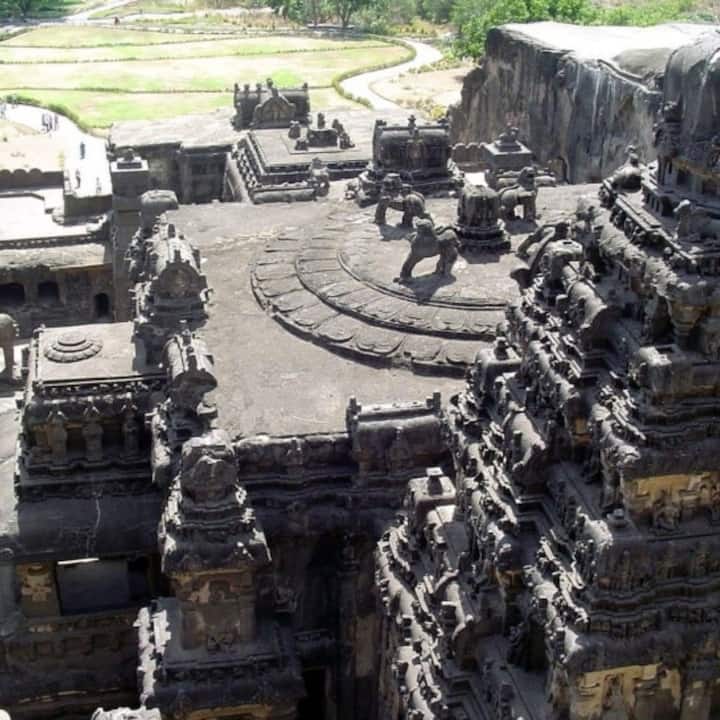 ইলোরা গুহা, ঔরঙ্গাবাদ : মহারাষ্ট্রের ঔরঙ্গাবাদে অবস্থিত একটি ইউনেস্কো ওয়ার্ল্ড হেরিটেজ সাইট। এটি বিশ্বের অন্যতম সেরা হিন্দু মন্দির গুহা কমপ্লেক্স।