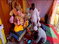 PHOTO : इंदापुरात हिंदू- मुस्लिम बांधव एकत्र येत बाप्पांची स्थापना