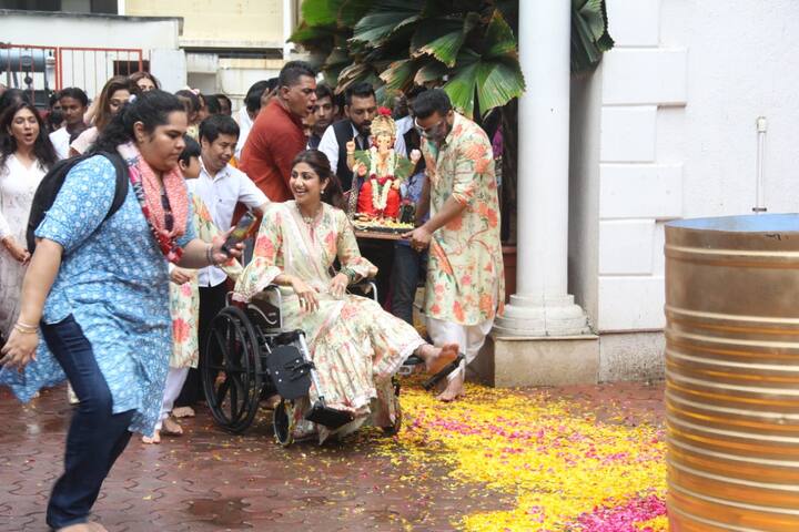 বিসর্জনের গানের তালে পাও মেলালেন শিল্পা। তবে সদ্য সুস্থ হয়েছেন তিনি। সদ্য শ্যুটিং করতে গিয়ে পায়ের হাড় ভেঙে গিয়েছিল তাঁর।