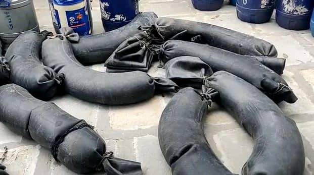 त्याच्याविरुद्ध महाराष्ट्र दारूबंदी कायदा 1949 अन्वये गुन्हे दाखल करण्यात आलाय.