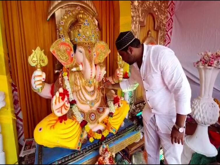 Ganesh Chaturthi 2022 Muslim continues to celebrate Ganesh Chaturthi in indapur Ganesh Chaturthi 2022 : हिंदू मुस्लिम ऐक्याचे अनोखे प्रतीक! इंदापुरात हिंदू- मुस्लिम बांधव एकत्र येत बाप्पांची स्थापना