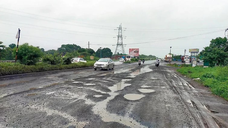 Maharashtra News Nashik Potholes on Mumbai Nashik highway will be filled in eight days Nashik Mumbai Highway : मुंबई-नाशिक महामार्गावरील खड्डे आठ दिवसात बुजवले जाणार, छगन भुजबळांची माहिती