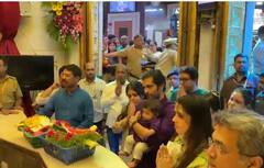 PHOTO : मनसेप्रमुख राज ठाकरे सहपरिवार सिद्धीविनायकाच्या दर्शनाला