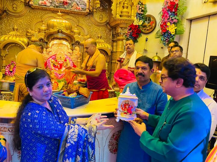 सिद्धीविनायकाची मूर्ती आणि शाल देऊन त्यांचा सन्मान करण्यात आला