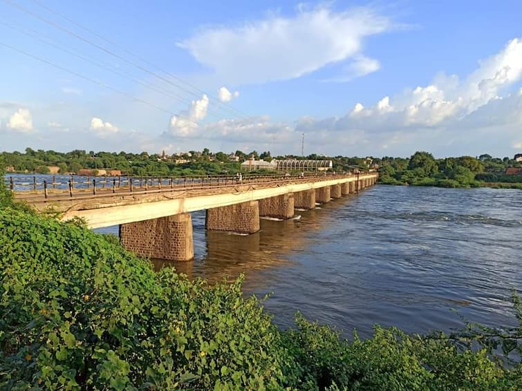 maharashtra News Aurangabad Emergency gates of Jayakwadi Dam opened for the first time this year Riverside alert Jayakwadi Dam: यावर्षी पहिल्यांदाच जायकवाडी धरणाचे आपत्कालीन दरवाजे उघडले; नदीकाठावर अलर्ट