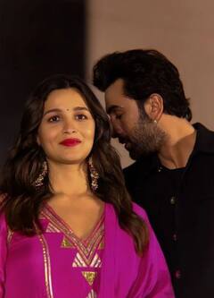 In Pics: Brahmastra को प्रमोट करने सुपर क्यूट अंदाज में पहुंची Alia Bhatt, शो किया अपना Baby On Board...