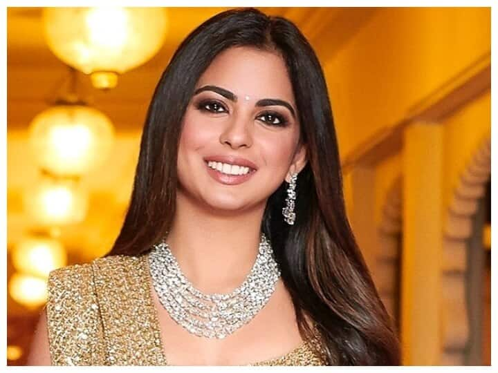 Mukesh Ambani Daughter Isha Ambani: तीन भाई-बहन में ईशा अंबानी सबसे बड़ी हैं. उन्होंने अमेरिका की येल यूनिवर्सिटी से साइकोलॉजी की डिग्री हासिल की है. उन्होंने रिलायंस आर्ट फाउंडेशन की भी स्थापना की है