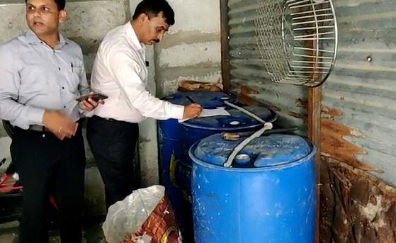 सोलापूरच्या राज्य उत्पादन शुल्क विभागाने शुक्रवारी दुपारी 12 वाजेच्या सुमारास दक्षिण सोलापूर तालुक्यातील दोड्डी तांड्यात एका घरात छापा टाकला.