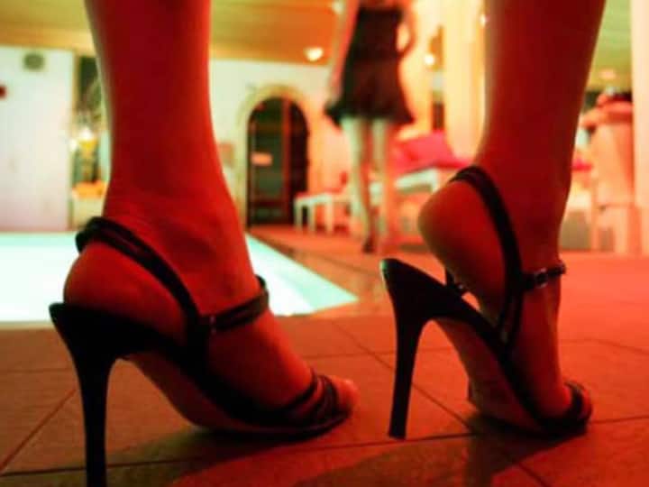 Bihar News: Madhepura SP Mobile Phone found from call girl supply Woman Bihar News: कॉल गर्ल सप्लायर के पास मिला मधेपुरा के SP का मोबाइल, पकड़ी गई महिला तो खोलने लगी अधिकारियों की पोल