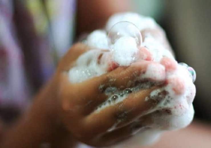 Soap Foam: Why white foam come out from soap General Knowledge Soap Foam: रंग-बिरंगे साबुन से सफेद ही क्यों निकलता है झाग, क्या है कारण? जानिए