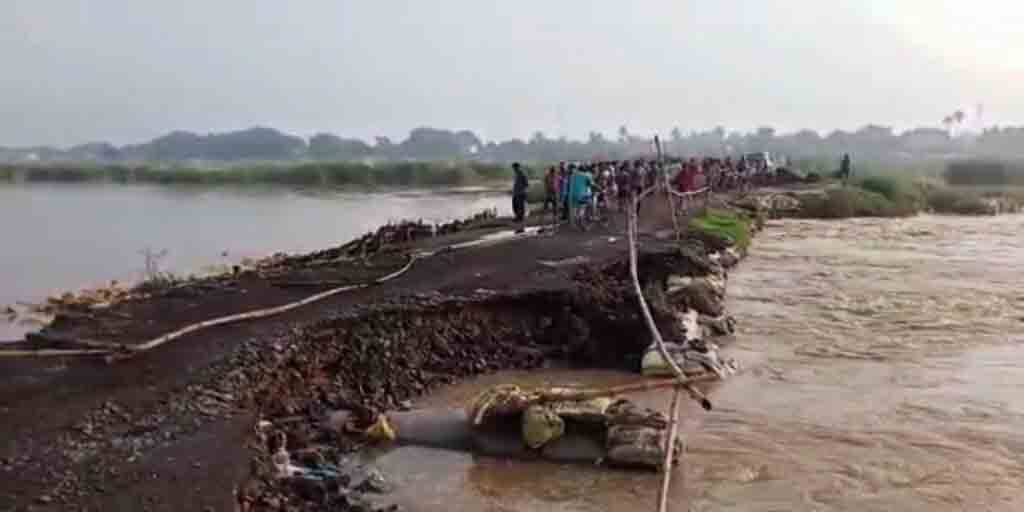 Birbhum News: road to the temporary ferry port in Ajay River was broken Birbhum News: বাঁধ থেকে জল ছাড়ায় বিপত্তি, ভেসে গেল ফেরিঘাটের রাস্তা