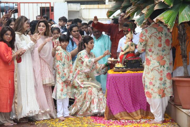 তবে ফিটনেস ফ্রিক শিল্পা হুইল চেয়ারে বসেও শরীরচর্চা করেছেন, এমনকি গিয়েছেন জিমেও! সোশ্যাল মিডিয়ায় সেই সমস্ত টুকরো ভিডিও শেয়ার করেও নিয়েছিলেন শিল্পা।