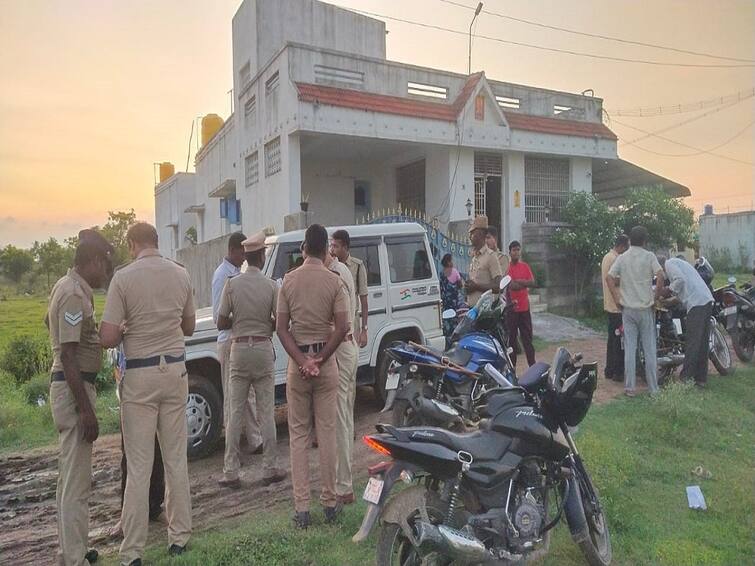 Villupuram: 40 pounds of jewelery stolen from the house of a government school teacher in Tindivanam TNN திண்டிவனத்தில் ஆசிரியர் வீட்டில் திருட்டு -  ஹார்ட் டிஸ்க்கையும் திருடி சென்ற கொள்ளையர்கள்