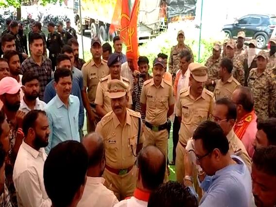 बुलढाण्यात शिवसेना कार्यक्रमात शिंदे गटाच्या समर्थकांचा तुफान राडा बुलढाण्यात शिवसेना कार्यक्रमात शिंदे गटाच्या समर्थकांचा तुफान राडा