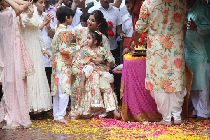 আজ সোশ্যাল মিডিয়া বিসর্জনের একটি ভিডিও শেয়ার করে নিয়েছেন শিল্পা। সেখানে দেখা গেল তাঁর বাড়ির পুজোর ঝলক। কুন্দ্রা পরিবারে বরাবরই মহা সমারোহে পালিত হয় গণেশ চতুর্থী।