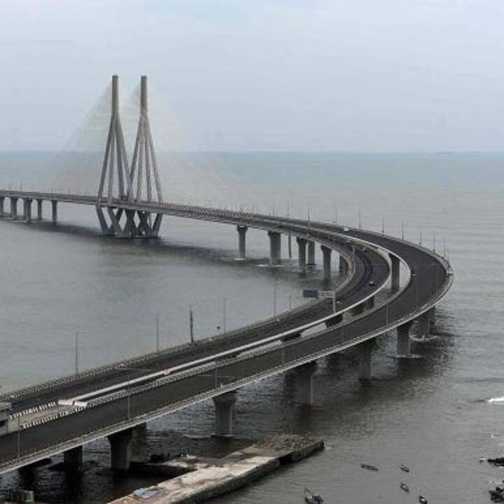 বান্দ্রা-ওরলি সি লিঙ্ক, মুম্বই : ৫.৬ কিমি দীর্ঘ এবং ৮ লেন চওড়া বান্দ্রা-ওরলি সি লিঙ্ক দক্ষিণ মুম্বইয়ের ওরলিকে মুম্বইয়ের পশ্চিম শহরতলির বান্দ্রার সাথে সংযুক্ত করে। এটি একটি অত্যাশ্চর্য ছবির পটভূমি - বিশেষ করে রাতে।