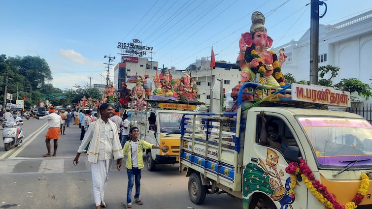 celebration in Tanjore, 52 idols of Lord Ganesha were taken and floated in the river TNN தஞ்சையில் கொண்டாட்டமாக 52 விநாயகர் சிலைகள் ஆற்றில் விசர்ஜனம்