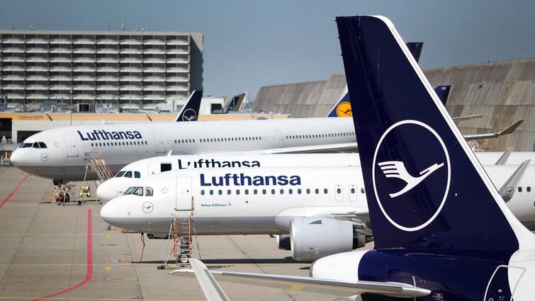 lufthansa pilots begin strike 700 passengers being stranded at Delhi airport Lufthansa Pilots Strike : लुफ्थांसा एअरलाईन्सच्या पायलट्सचा संप, 800 उड्डाणं रद्द, दिल्ली विमानतळावर 700 प्रवासी अडकले