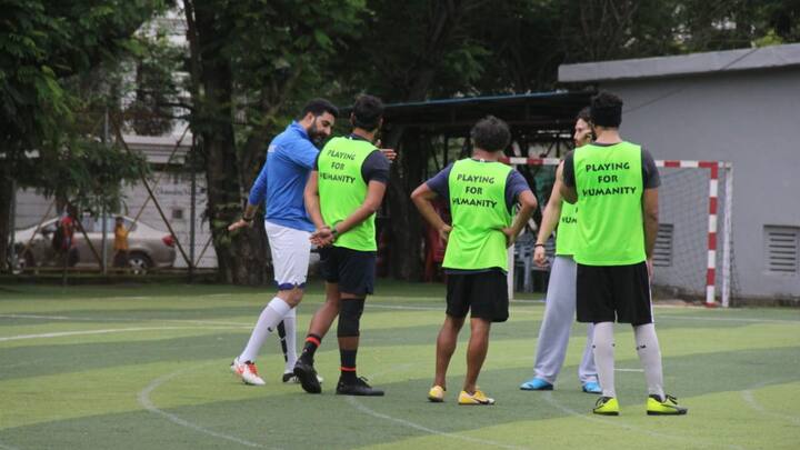 গত মে মাসে দুবাইয়ে একটি ম্যাচ খেলতে যায় এএসএফসি ফুটবল টিম। তাতে ক্যাপ্টেন ছিলেন অভিষেক, ভাইস-ক্য়াপ্টেন রণবীর কাপুর।