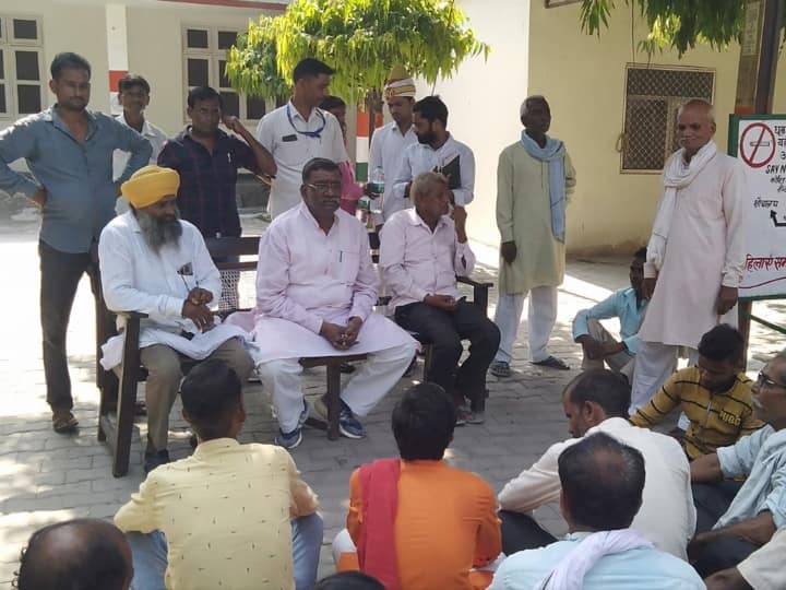 मंत्री सुरेश राही के धरने पर बैठने की खबर से अधिकारियों में मचा हड़कंप, दौड़े-दौड़े पहुंचे मजिस्टेट, SDM और DM Minister Suresh Rahi sitting on dharna in Sitapur Collectorate and magistrates SDM DM rushed ann मंत्री सुरेश राही के धरने पर बैठने की खबर से अधिकारियों में मचा हड़कंप, दौड़े-दौड़े पहुंचे मजिस्टेट, SDM और DM