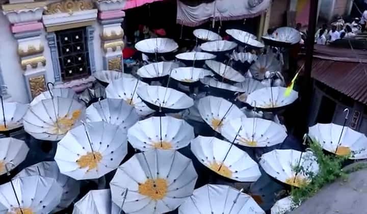 हाच काला भाविकांना त्यांच्या उलट्या छत्र्यात आजूबाजूच्या इमारतीवरून आणि मंदिरावरून टाकला जातो.