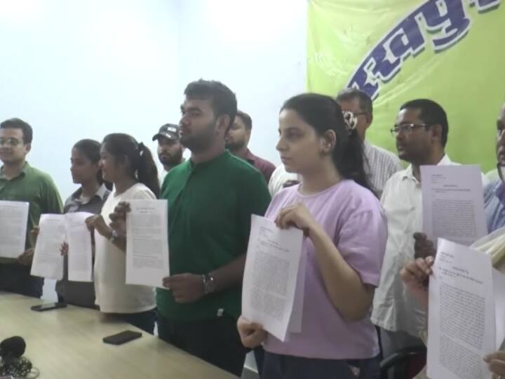 Gorakhpur Uttar Pradesh MBBS students returned from Ukraine worried about future demanded government ANN Gorakhpur News: यूक्रेन से लौटे MBBS स्टूडेंट्स का अधर में लटका भविष्य, सरकार से लगाई वादे पूरा करने की गुहार