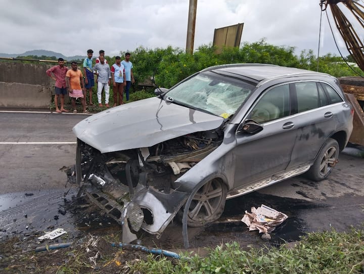 मर्सिडिस गाडीतून ते प्रवास करत होते. डिव्हायडरला गाडी धडकल्यामुळे हा अपघात झाल्याची माहिती पालघर पोलीस अधिक्षकांनी दिली आहे.