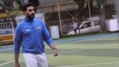 Entertainment: জুহুর ময়দানে চাঁদের হাট, ফুটবল প্র্যাকটিসে বলি-তারকারা