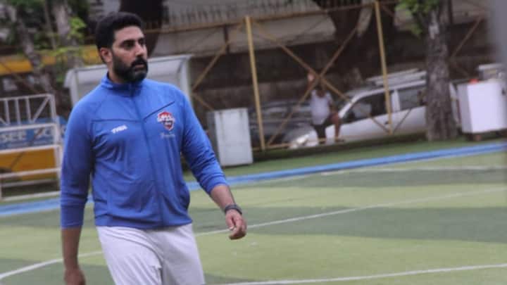 সিনেমার সেট নয়, একেবারে বাস্তবেই মাঠে নেমে পড়েছিলেন অভিষেক বচ্চন। নিছক হালকা মেজাজে নয়, আগ্রাসী ফুটবলারের মতোই দেখা গেল তাঁকে।