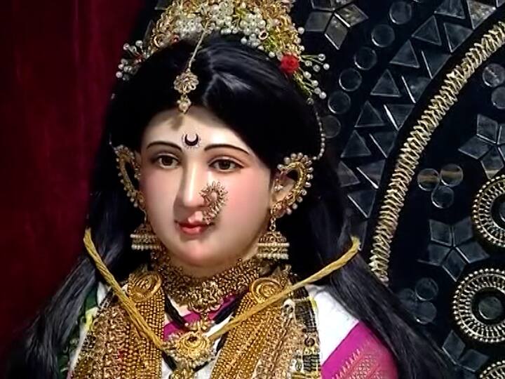 लक्ष्मीच्या डोळ्यांकडे तर किती वेळ बघतच रहावेसे वाटते.