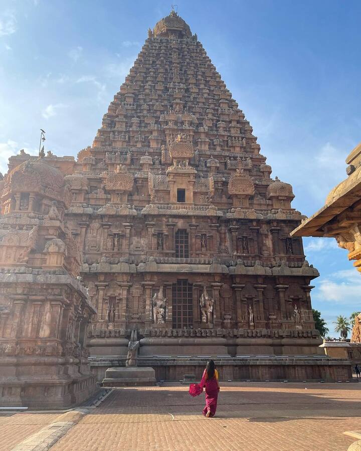 மின்னல்கள் அவளது விழியாகும்