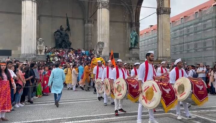 गणेशोत्सव फक्त राज्यात  देशात नाही तर अगदी सातासमुद्रापार सुद्धा मोठ्या जल्लोषात साजरा केला जातोय. जर्मनीच्या म्युनिक शहरात कोरोनाच्या दोन वर्षानंतर पुन्हा एकदा वाजत गाजत बाप्पा विराजमान केलाय.