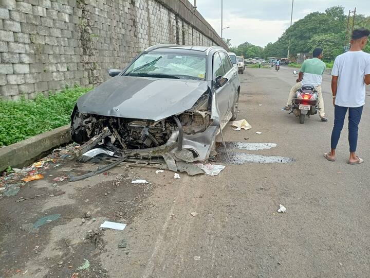 इतर दोन जणांना उपचारासाठी रुग्णालयात दाखल करण्यात आलेय.