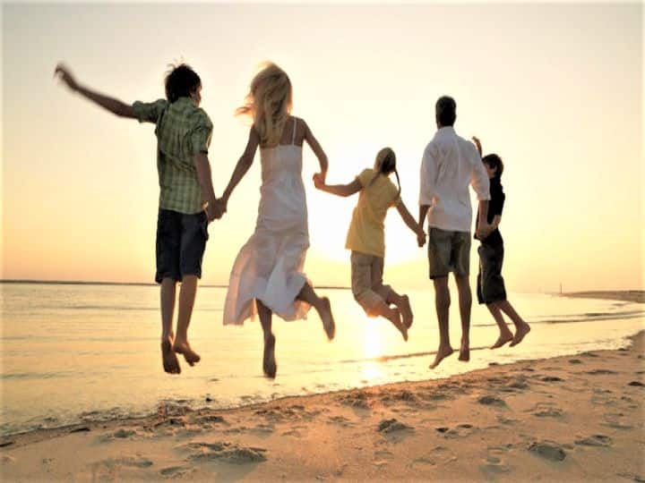 छुट्टियां शुरु होते ही देश में कई कर्ज देने वाली कंपनियां (Money Lenders) या बैंक लोन लेने वाले लोंगो को अपने हॉलिडे के खर्चों को पूरा करने के लिए ट्रैवेल लोन स्कीम (Travel Loan Scheme) का ऑफर देती हैं. कई तो हॉलिडे लोन के लिए वेबसाइट हैं और उस प्लेटफार्म पर यात्रा से जुड़ी जानकारियां, रुट्स और यात्रा मजेदार बनाने के लिए कुछ एक्ट्रा पैसे ले जाने की नसीहत भी देते नजर आते हैं.